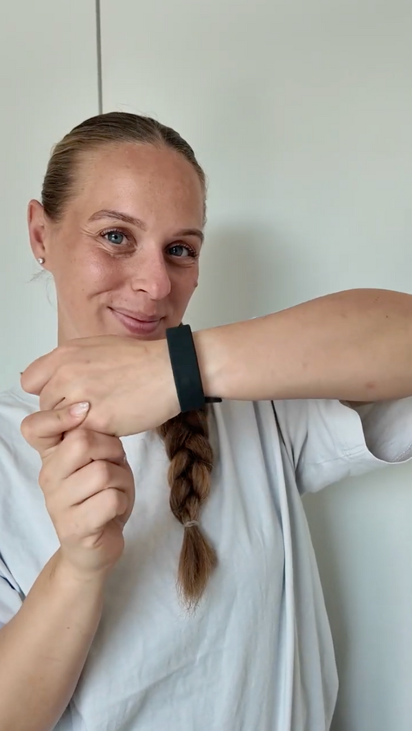 Tag armbåndet på håndledet