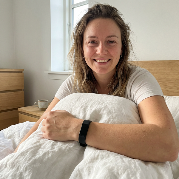 Tag armbåndet på håndledet